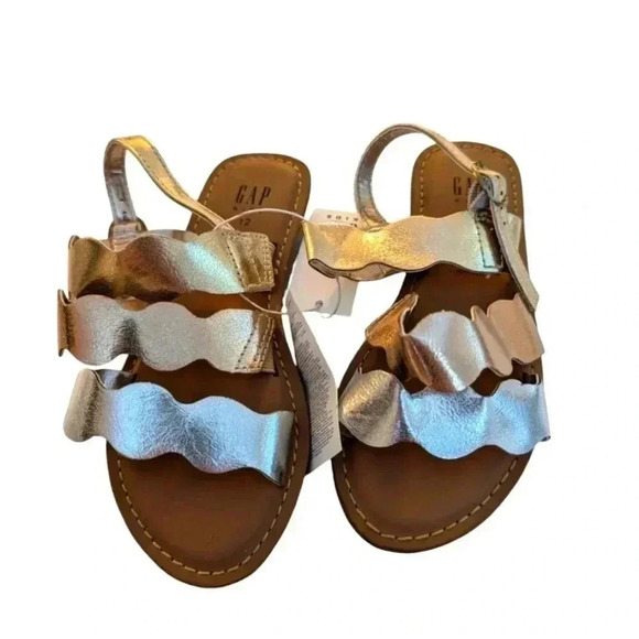NWT Gap Kids Girl's Metallic Shiny Scalloped Silver Sandal SZ 12 - Picture 3 of 9